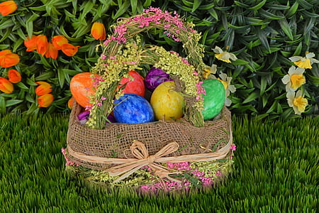 Ester eggs on brown floral baskets thumbnail