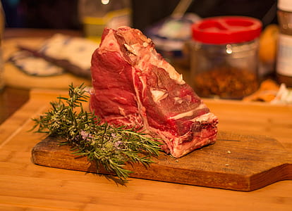 raw meat on chopping board thumbnail