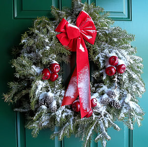 green and red door wreath thumbnail