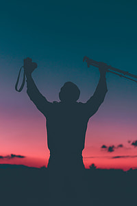 man holding camera and tripod thumbnail