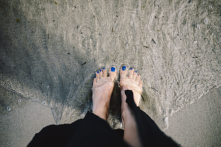 CLOSEUP OF GIRL'S LEGS AT SEASIDE thumbnail