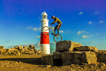 man doing exhibition in bike during daytime thumbnail