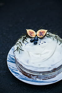 depth of field photography of white cake thumbnail