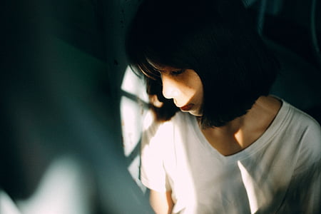 woman wearing white V-neck t-shirt thumbnail
