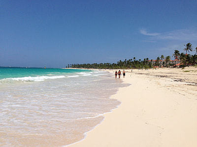 people at the seashore thumbnail