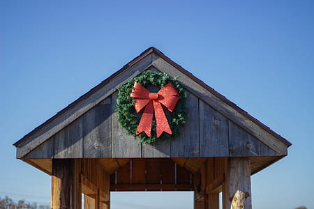 wreath on canopy thumbnail
