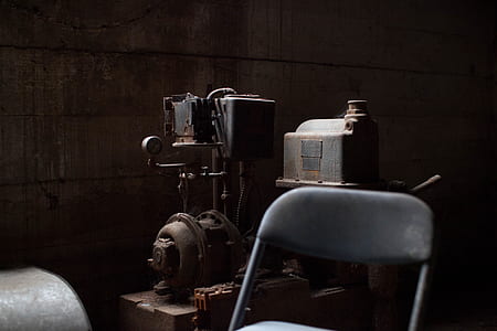 shallow focus photography of vintage brown machinery thumbnail