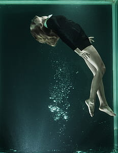 woman under water thumbnail