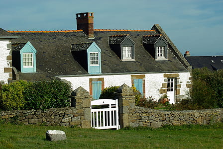 photo of white and black house during daytime thumbnail