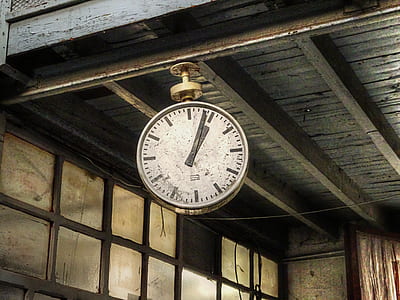 clock displaying 1:05 thumbnail