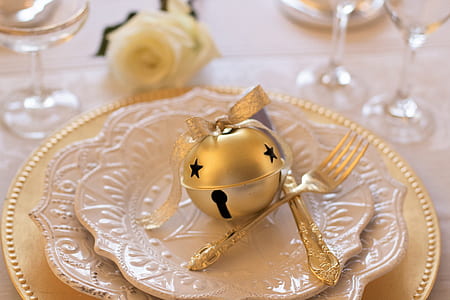 cat bell on dinner plate thumbnail