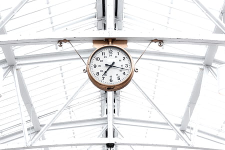 round analog clock at 7:18 thumbnail