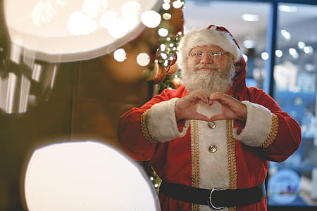 Santa Claus making heart sign thumbnail