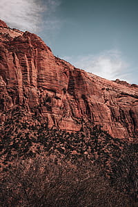 Red sandston rock formations of grand canyon in the day time thumbnail