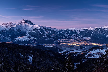 landscape photography of mountain range thumbnail