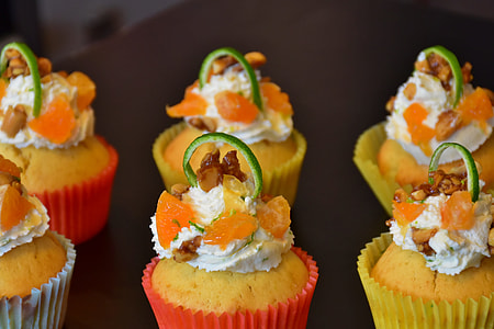 six cupcakes thumbnail