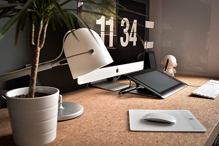 silver iMac on des thumbnail