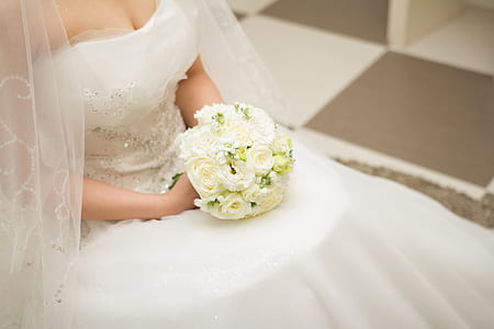 woman holding bouquet of flowers thumbnail