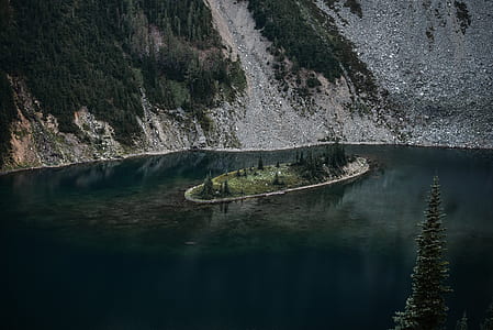 isle surrounded by water thumbnail