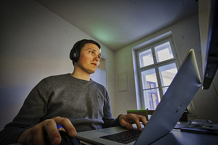 man using MacBook thumbnail
