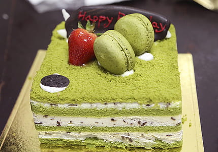 cake with macaroon toppings thumbnail