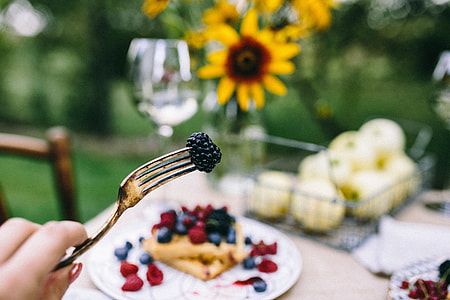 Healthy lunch in the garden thumbnail