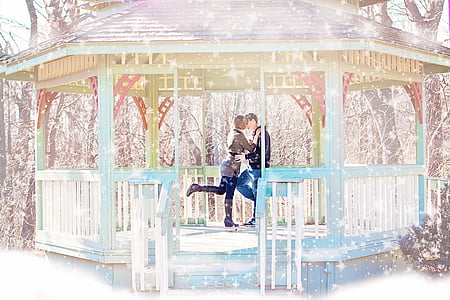 couple kissing inside gazebo thumbnail