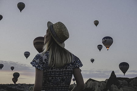 woman looking on hot air balloons thumbnail