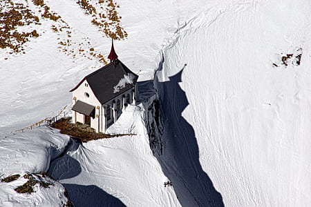 house on glacier mountain thumbnail