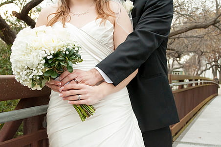 woman holds white bouquet thumbnail
