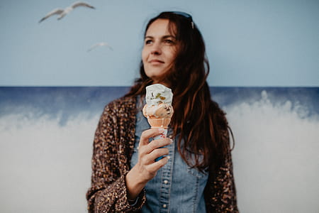 shallow focus photography of woman thumbnail