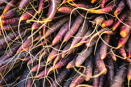 Red carrots at farmers market thumbnail