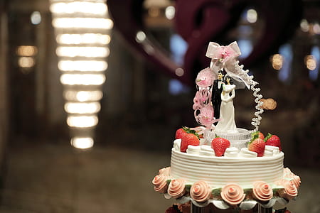 rule of thirds photography or round white icing-covered cake thumbnail