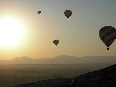 four hot air balloons thumbnail