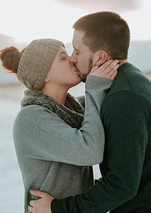 couple kissing thumbnail