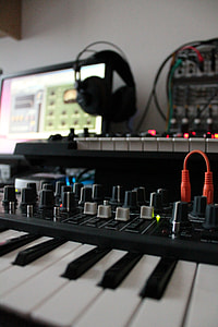 black electric organ photo thumbnail