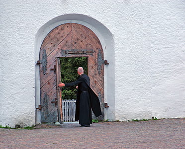 man standing door thumbnail