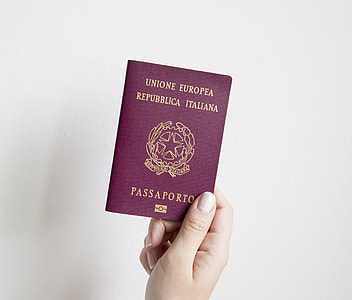 person holding Italiana passport book thumbnail