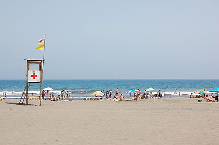 people at the beach thumbnail