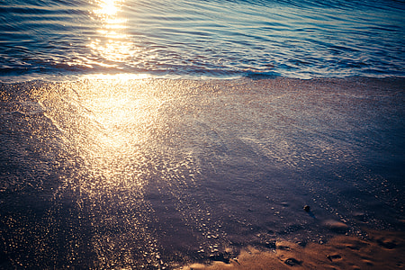 foot prints on the sand thumbnail