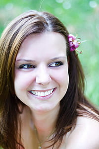 closeup photo of woman wearing gold-colored link necklace thumbnail