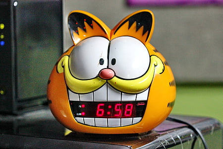 Garfield-themed digital clock reading at 6:58 thumbnail