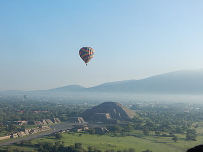 multicolored hot air balloon on air thumbnail