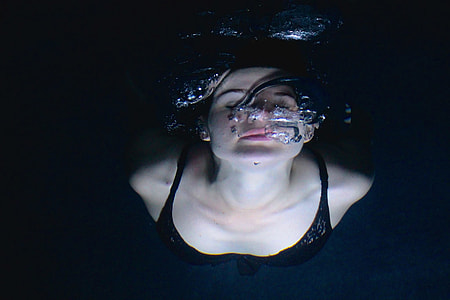 woman drowning in water thumbnail