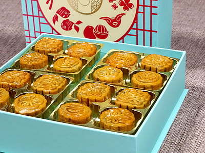 box of moon cakes thumbnail