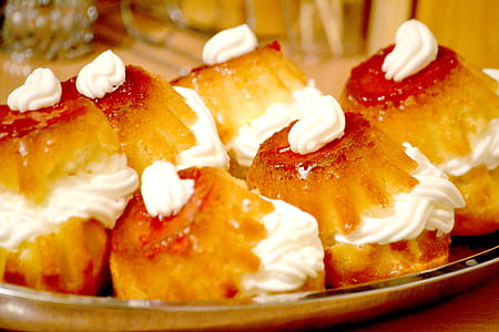 dessert with icing thumbnail