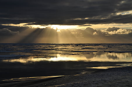 landscape photo of crepuscular light with body of water thumbnail