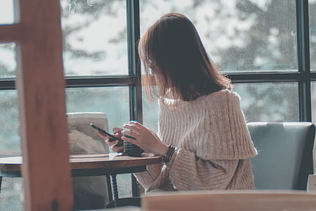 Woman Using Smartphone thumbnail