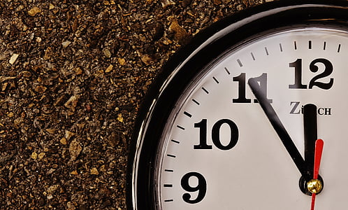 black and white analog clock thumbnail