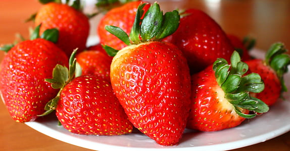 strawberries on plate thumbnail